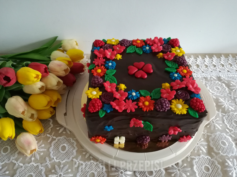 Tort czekoladowy ze słodyczami- II wersja