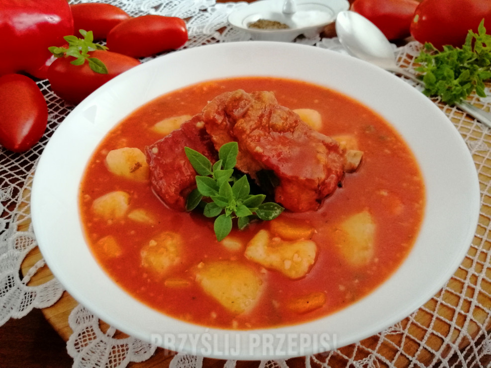 Pomidorowy krupnik na żeberku wędzonym