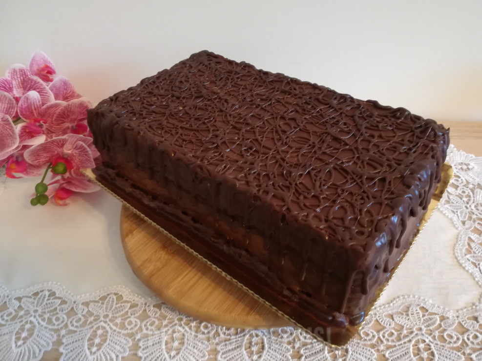 Tort prostokątny w polewie czekoladowej