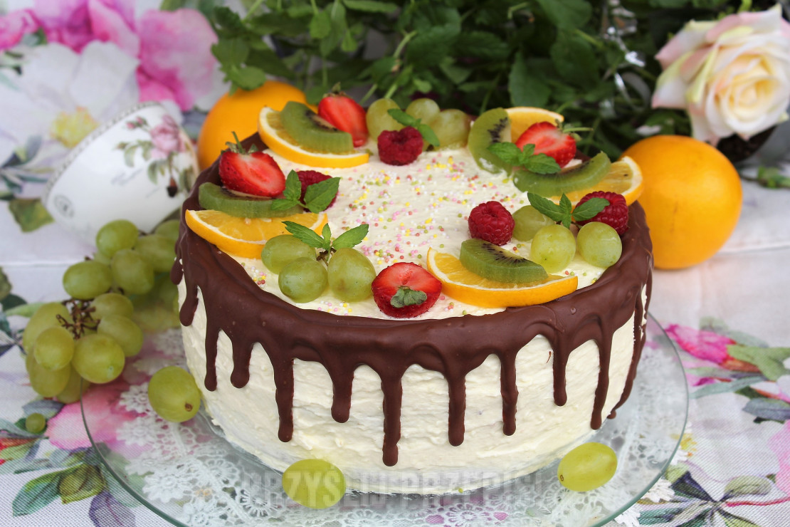 Tort dwukolorowy z owocami