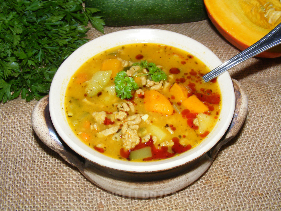 Jesienna rozgrzewająca zupa z mięsem mielonym, dynią i ogórkiem kiszonym