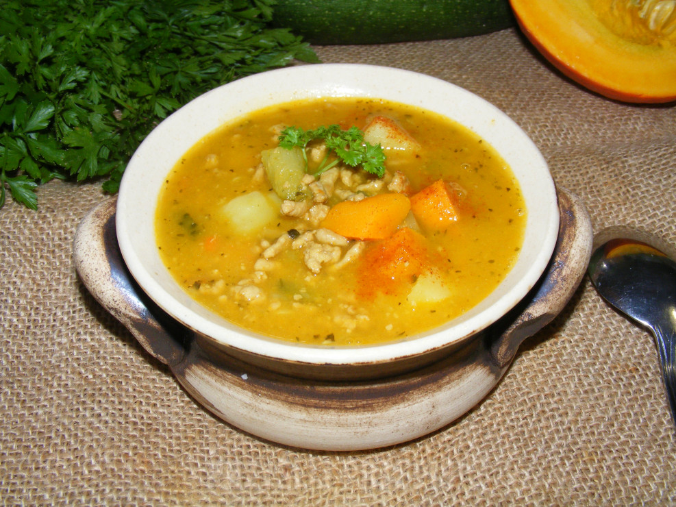 Jesienna rozgrzewająca zupa z mięsem mielonym, dynią i ogórkiem kiszonym