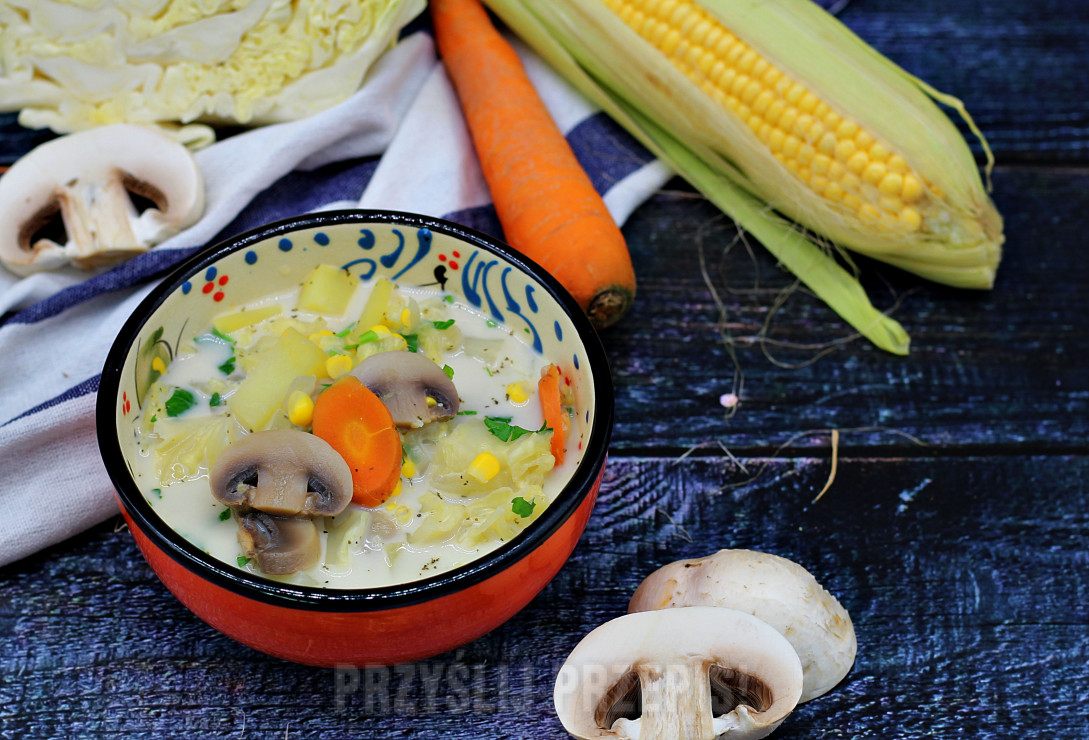 Jesienna zupa z kapustą włoską, marchewką, pieczarkami, ziemniakami i kukurydzą