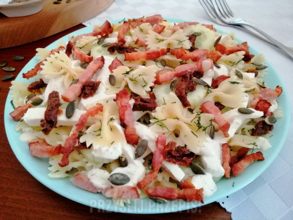 Makaronowa sałatka z serem mozzarella , suszonymi pomidorami i boczkiem