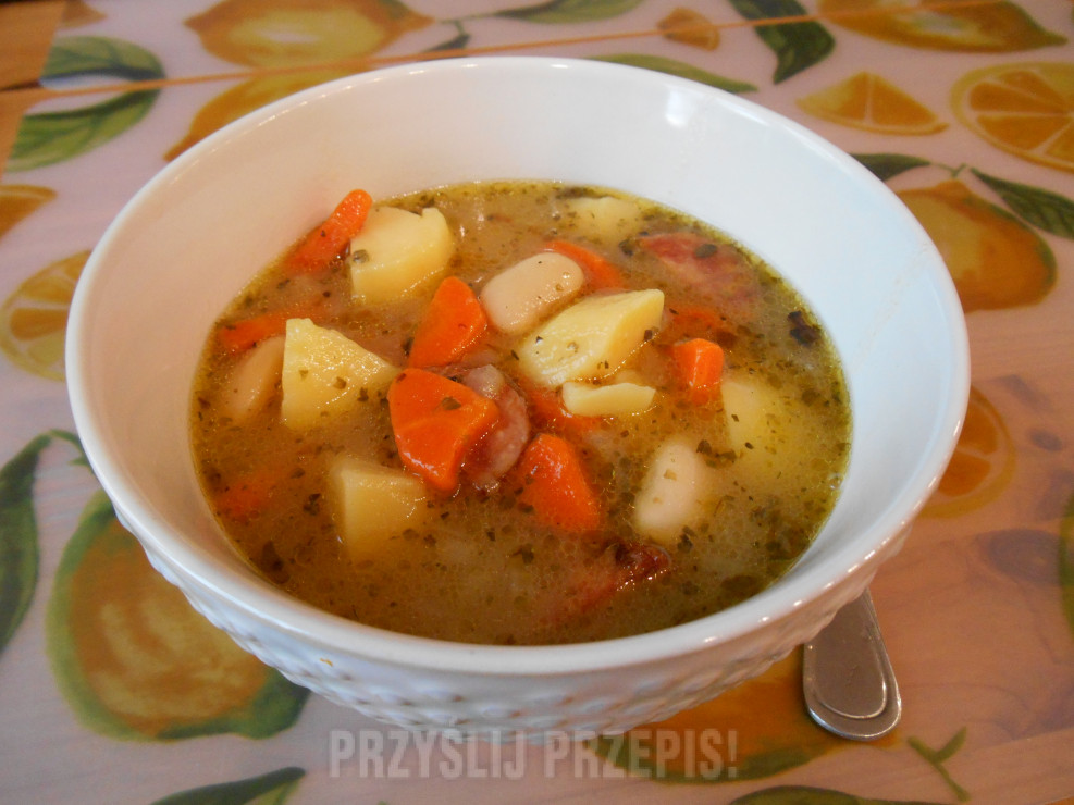 Zupa fasolowa z kiełbasą i ziemniakami