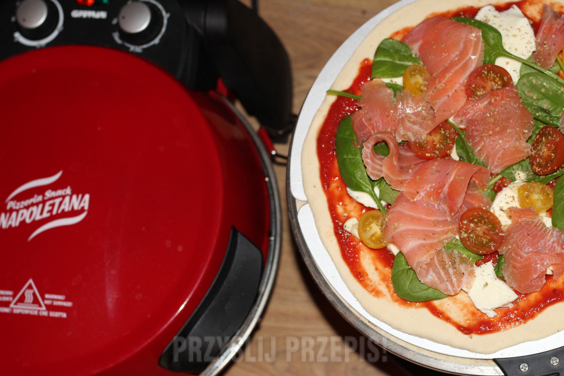 Pizza z łososiem, mozzarellą, pomidorkami i szpinakiem