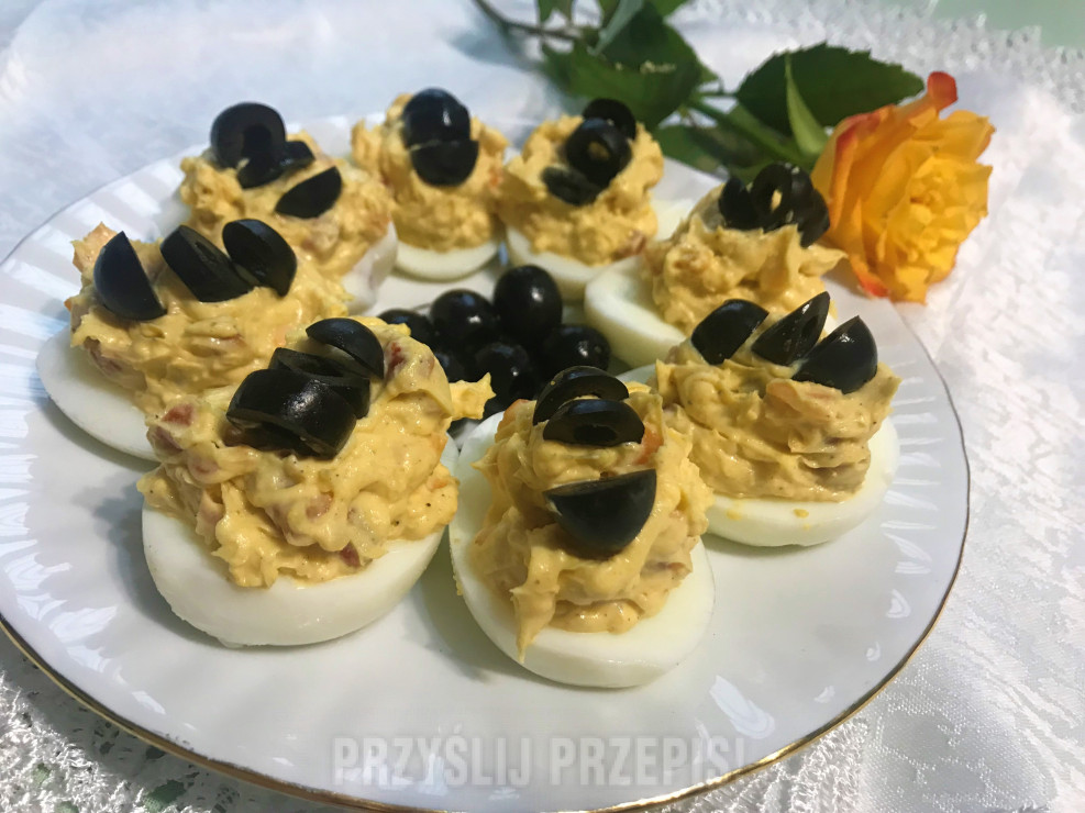 Jajka faszerowane z kabanosem i oliwkami