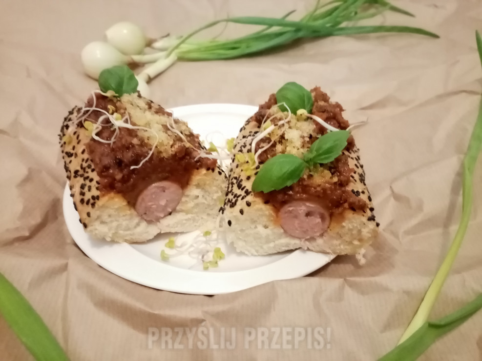 Hot dog z sosem bolońskim i  parmezanem