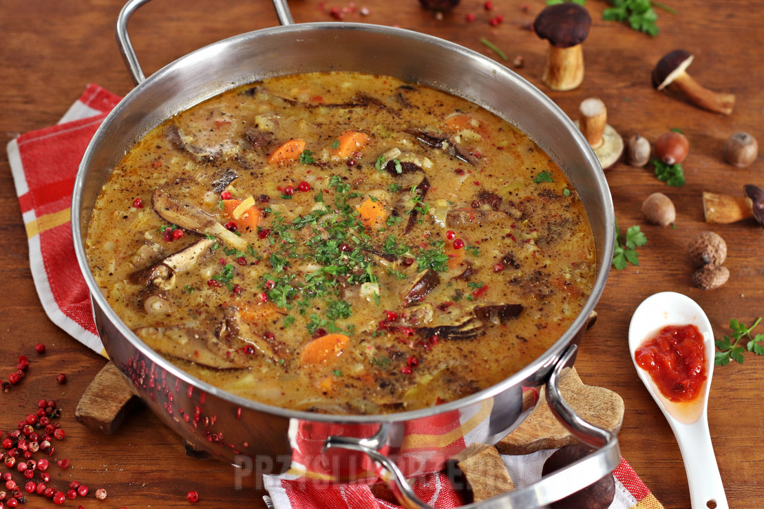 Pikantna grzybowa z pastą curry i kaszą