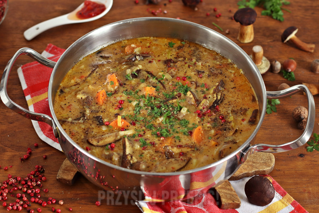 Pikantna grzybowa z pastą curry i kaszą