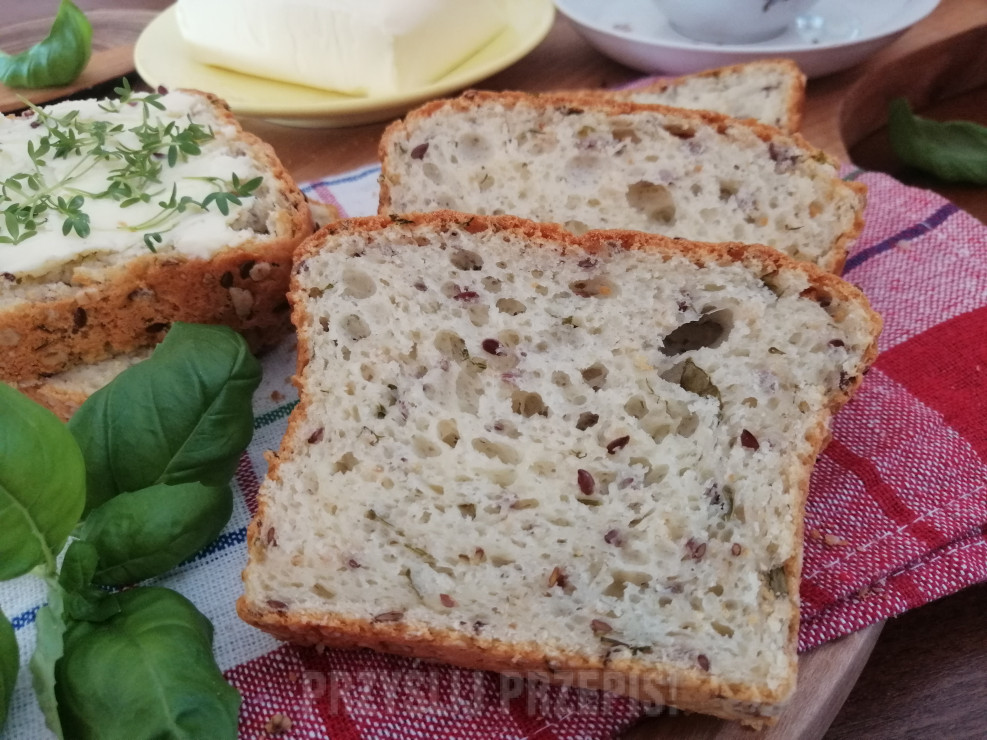 Chleb pszenny z koperkiem , bazylią i serem typu feta