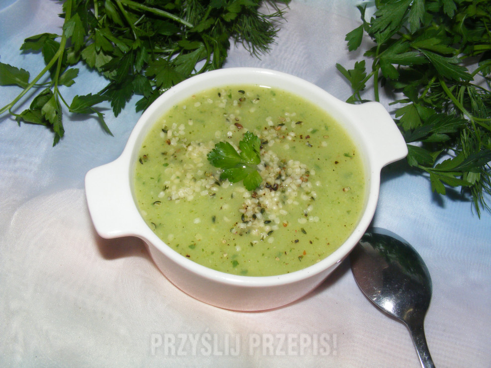 Kremowa zupa kalafiorowo-brokułowa z ziarnami konopi