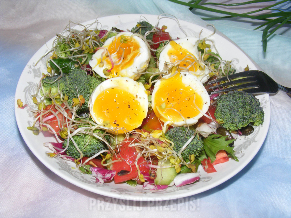 Mix sałat z brokułem, pomidorem, jajkiem na miękko i kiełkami