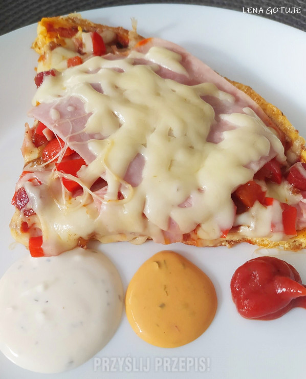 Bezglutenowa pizza z patelni z papryką i szynką