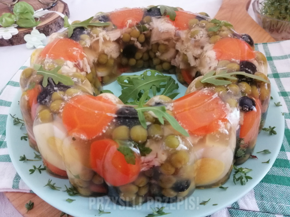 Drobiowa galaretka z jajkiem , warzywami i borówką