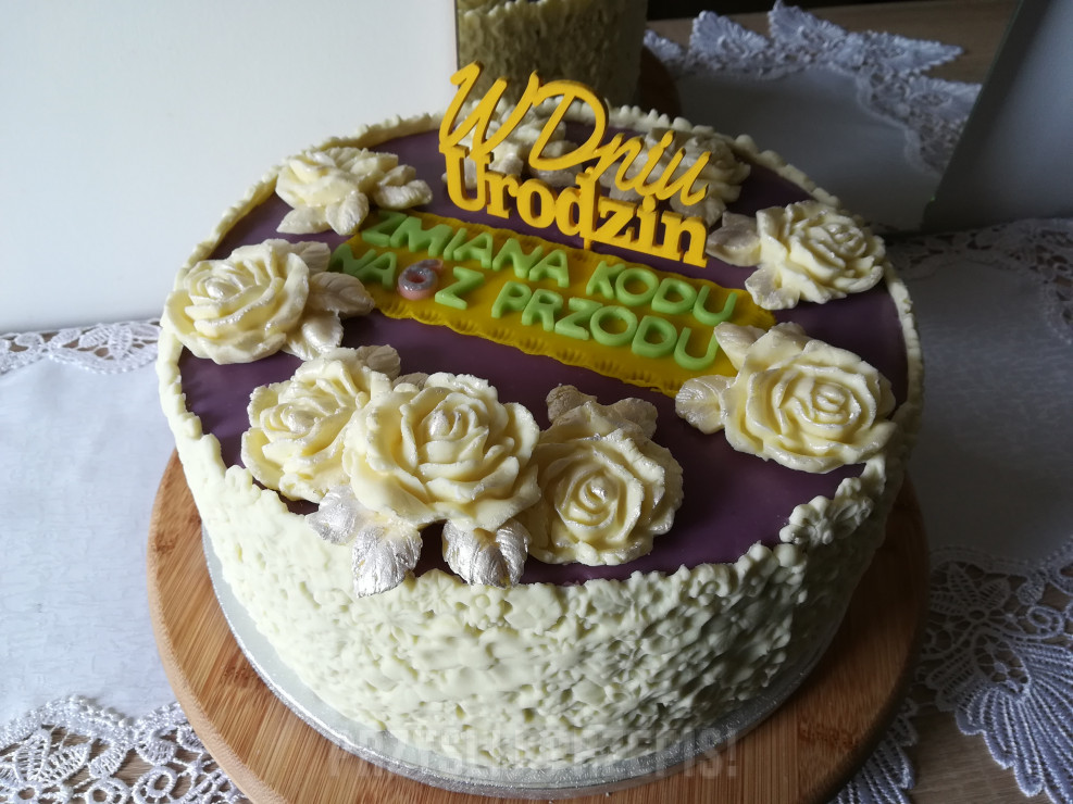 Tort urodzinowy na 60 lat z obłożeniem i dekoracją z mleka w proszku