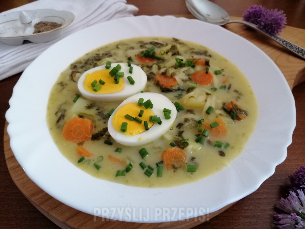 Maślana zupa szczawiowa z ziemniakami , makaronem i jajkiem