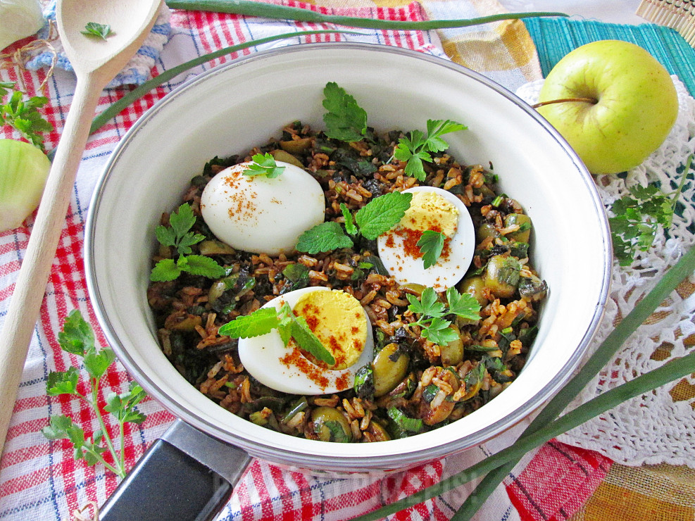 Brązowy ryż a la Pad Thai z jajkiem na twardo i oliwkami