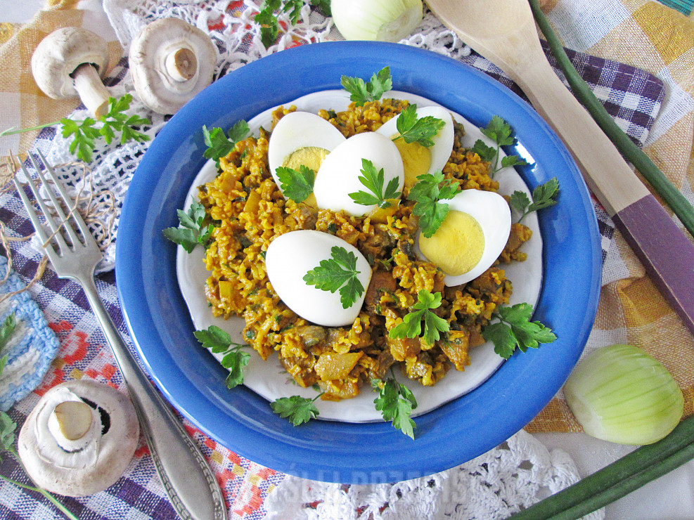 Curry z jajkiem i brązowym ryżem
