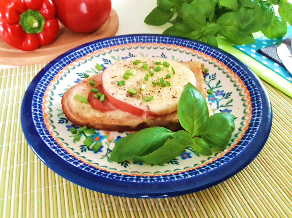 Aromatyczna kanapka na ciepło z kiełbaską krakowską, pomidorem i serem
