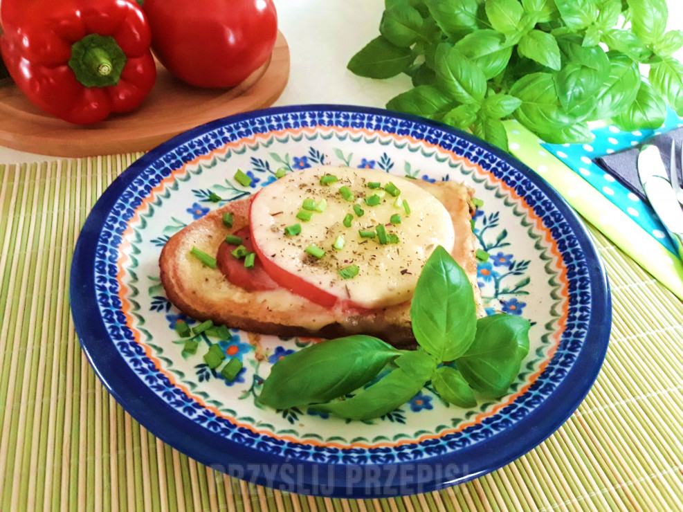 Aromatyczna kanapka na ciepło z kiełbaską krakowską, pomidorem i serem