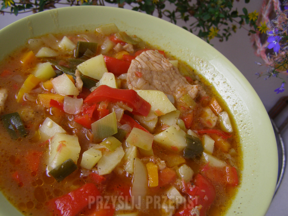 Pyszna zupa gulaszowo-warzywna