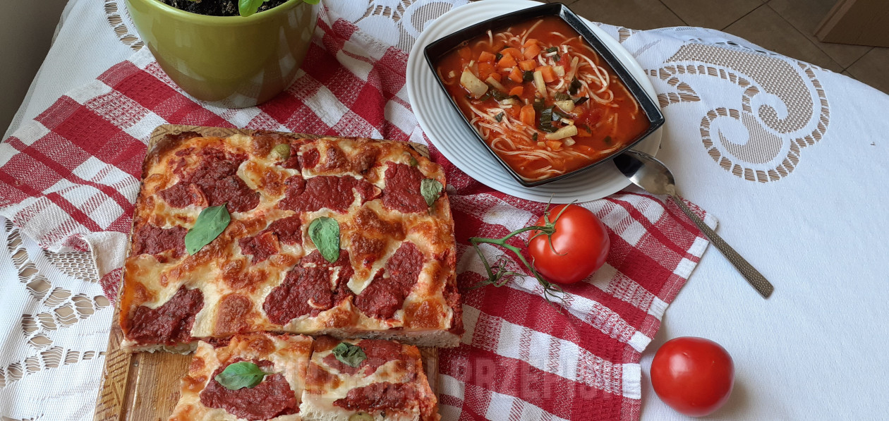 Pizza z pomidorami i mozzarellą bez wyrabiania