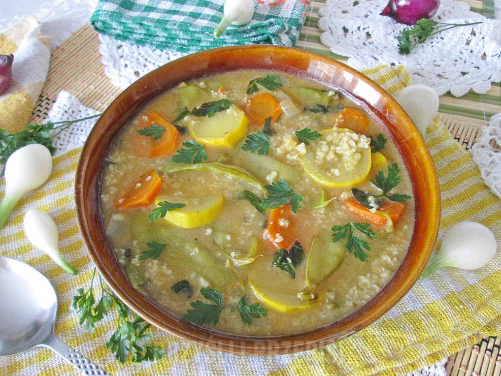 Piwna zupa jaglana z cukinią, groszkiem cukrowym i marchewką
