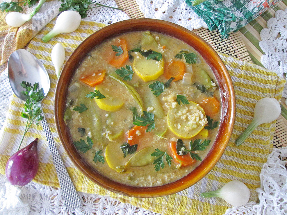 Piwna zupa jaglana z cukinią, groszkiem cukrowym i marchewką