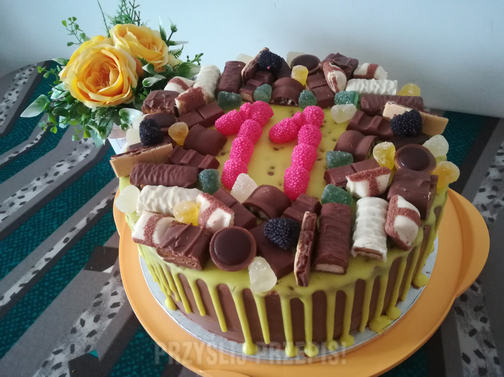 Tort urodzinowy Nutellowy ze słodyczami