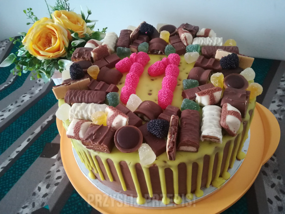 Tort urodzinowy Nutellowy ze słodyczami