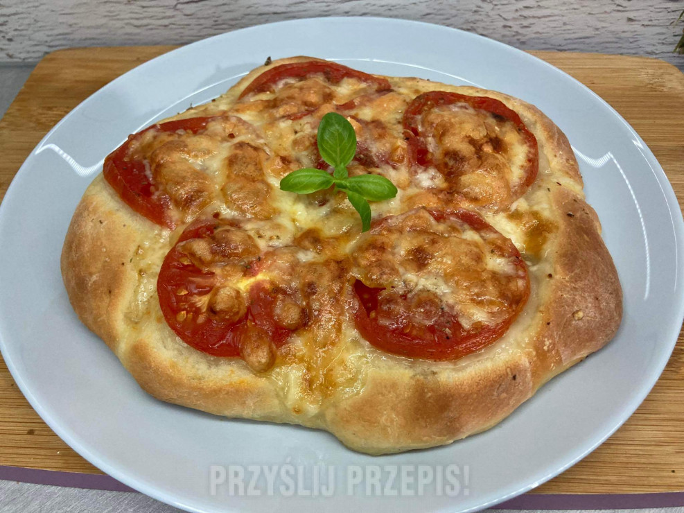 Mini pizza z pomidorami i mozzarellą