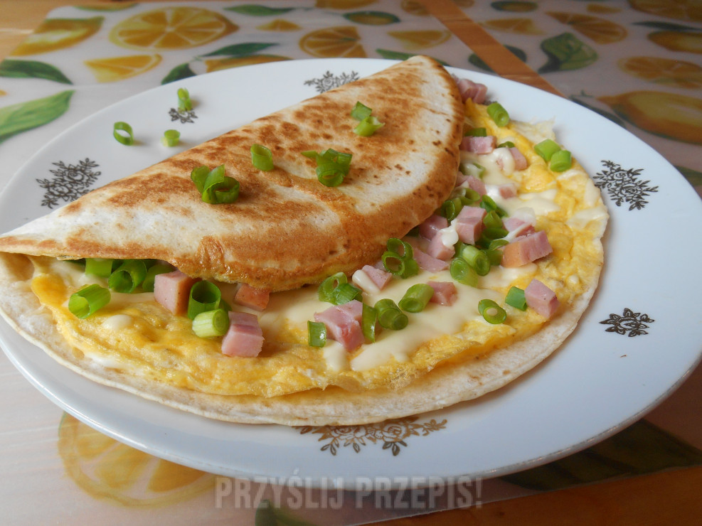 Omlet na tortilli z szybką i żółtym serem