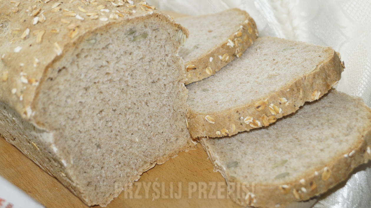 Chleb z mąki pełnoziarnistej z ziarnami dyni