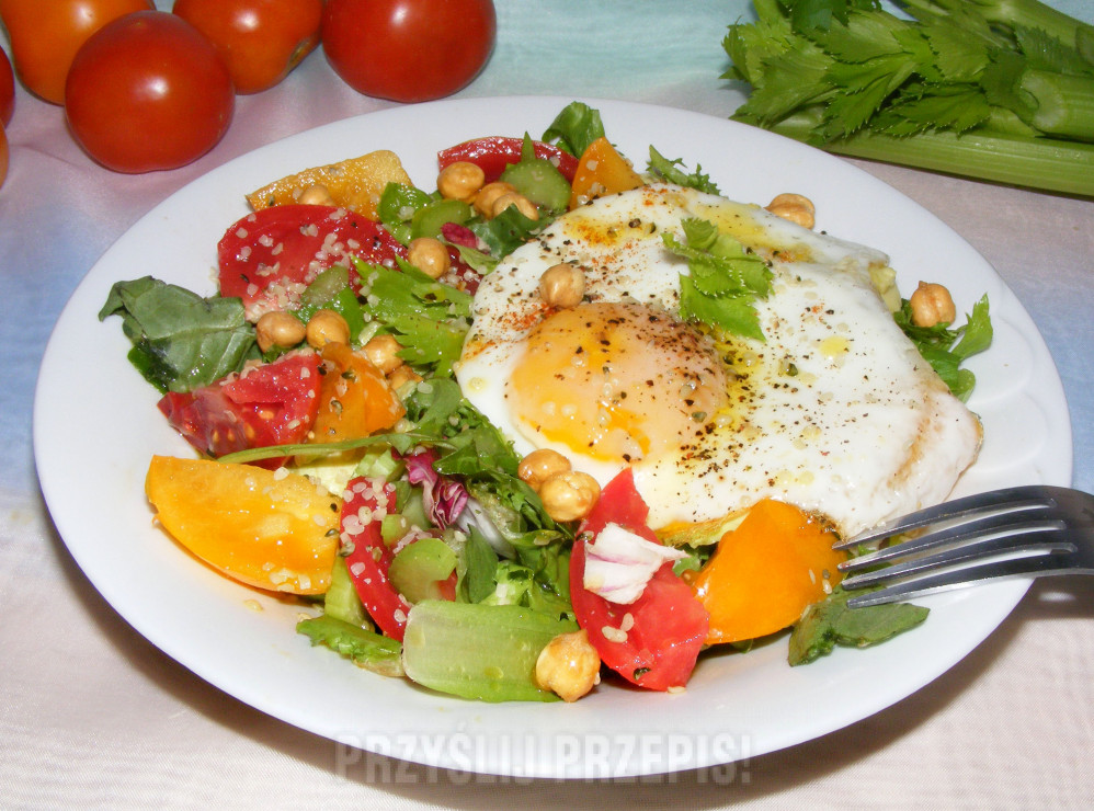 Mix sałat z pomidorem, selerem naciowym i jajkiem