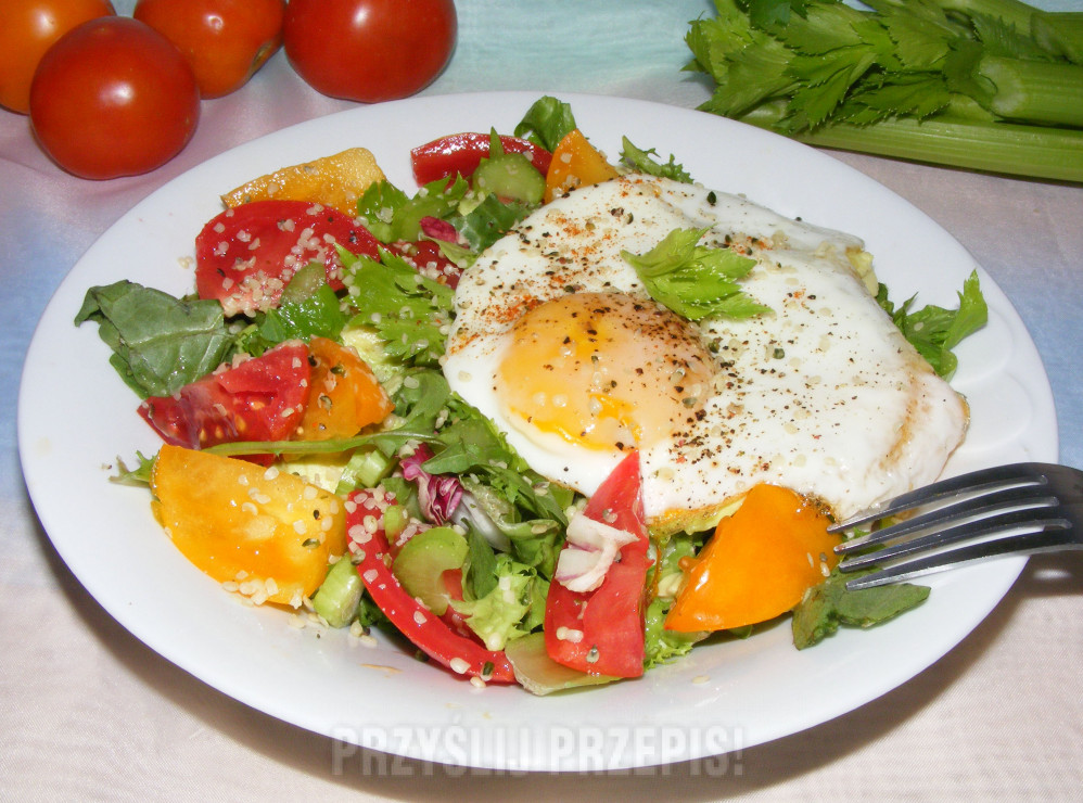 Mix sałat z pomidorem, selerem naciowym i jajkiem