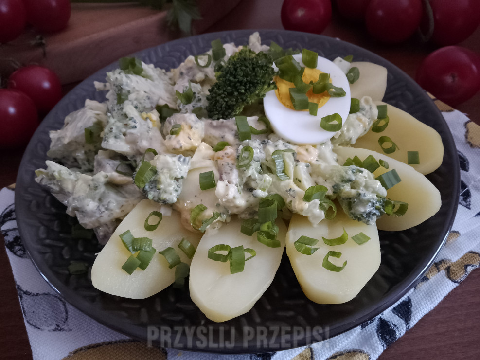 Ziemniaki z sałatką ze śledzia , brokuła i jajka