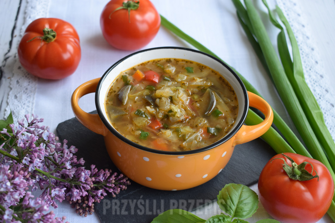 Zupa kapuściana z bakłażanem, papryką i pomidorem