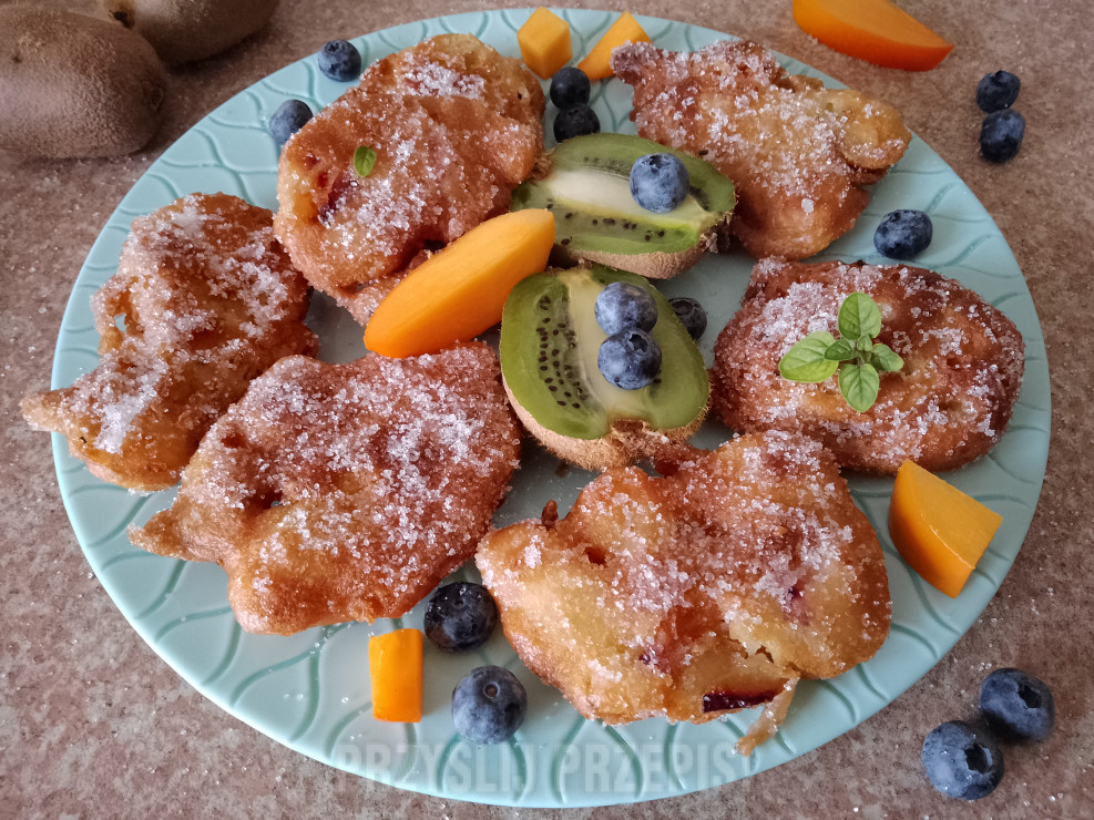 Drożdżowe racuchy z owocami osypane cukrem