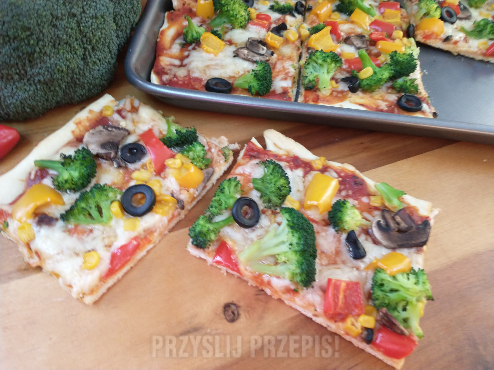 Pizza wegetariańska na cienkim spodzie