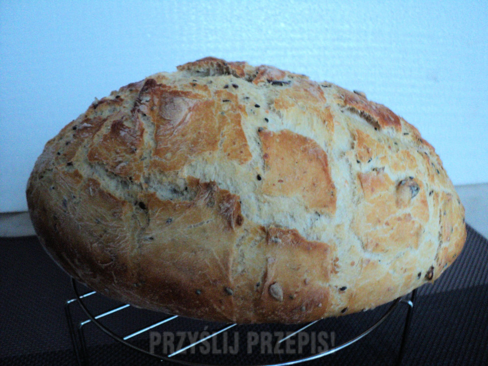 Chleb pszenny z ziarnami pieczony w żeliwnym garnku 1 wg maxwella