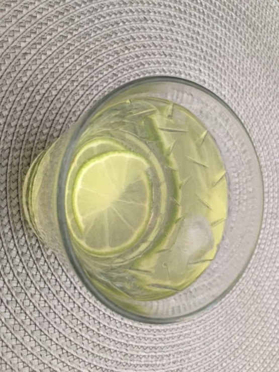 Lemoniada z pokrzyw i limonki