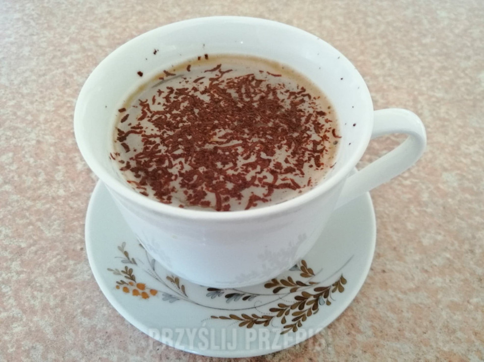 Kawa czekoladowa z odrobiną cynamonu