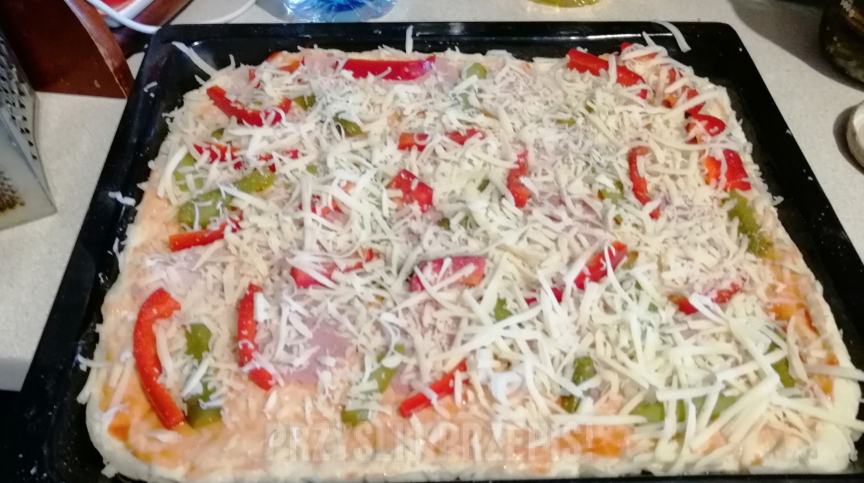 pizza domowa przed pieczeniem