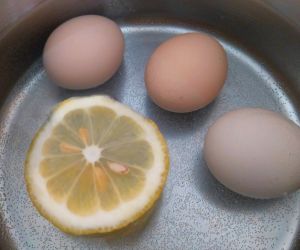 Gotuję jajka z plasterkiem cytryny