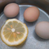Gotuję jajka z plasterkiem cytryny